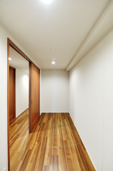 約4.0帖のサービスルーム(納戸)が設置されており、季節ものの家電やアウトドア用品、ゴルフバッグなど様々な物を収納できる便利なスペースです。防災用品なども保管しやすいですね。