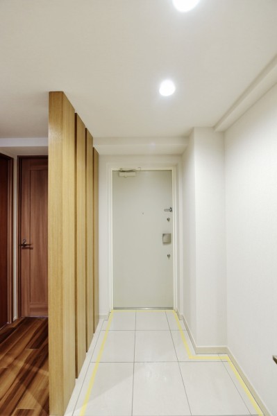 家族やゲストを温かく迎えてくれる玄関です。人感センサーライトが設置されており、手がふさがっているときや遅い時間の帰宅でも自動点灯で安心です。