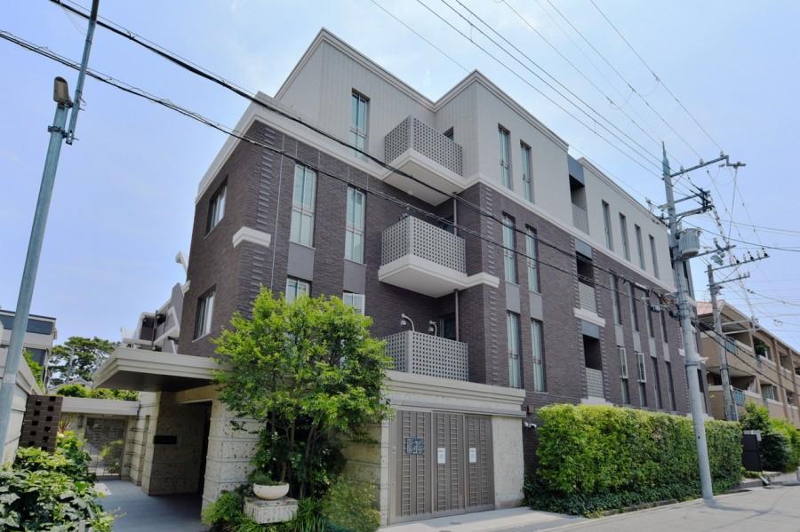 JR甲子園口駅から南へ徒歩7分の立地です。周辺は同規模のマンションや戸建てが立ち並ぶ閑静な住宅地で、子育てファミリーにおすすめです。大阪・神戸どちらへも出かけしやすいエリアです。