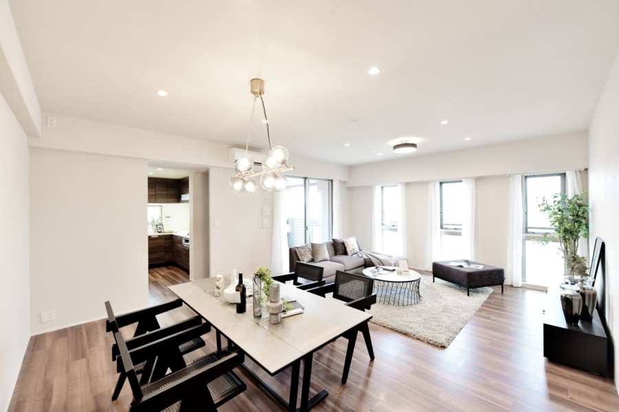 二面採光で優しい光が差し込むLDKです。リビングダイニングで約20帖の広さがあり、家具を置いても家族がゆったりと過ごせます。キッチンが独立タイプなので、メリハリをつけて火事ができます。