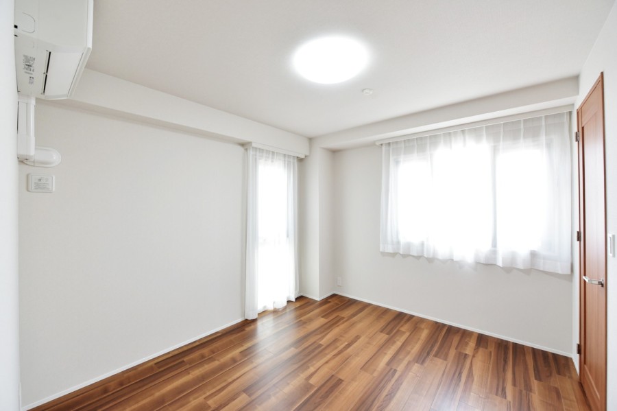 2面採光で優しいが入る洋室1(約7.4帖)はリビングから離れて静かに心と体を休めることができる空間です。ウォークインクローゼットがあり、お部屋の広さを有効に使えます。