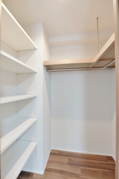 洋室1には大容量のウォークインクローゼットを設置しています。棚、ハンガーパイプが設置されているので毎日使用するお洋服からかばんや小物までたっぷりと収納しやすくなっています。