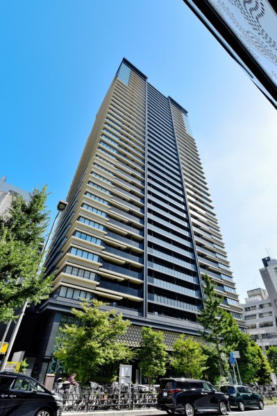 堺筋本町駅直結の免震構造タワーレジデンスです。令和3年建築、総戸数296戸、ペット飼育可能です。スカイラウンジやゲストルーム、オーナーズラウンジ等があり、共用施設も充実です。コンシェルジュサービスがあり、ホテルライクな生活が送れます。