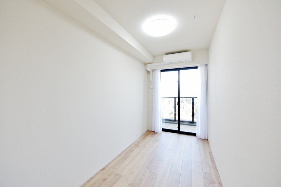 洋室2(約5.6帖)は北向きのバルコニーに面し優しい光が差し込みます。リビングから離れて静かに自分の時間や課題に集中できるプライベートスペースです。