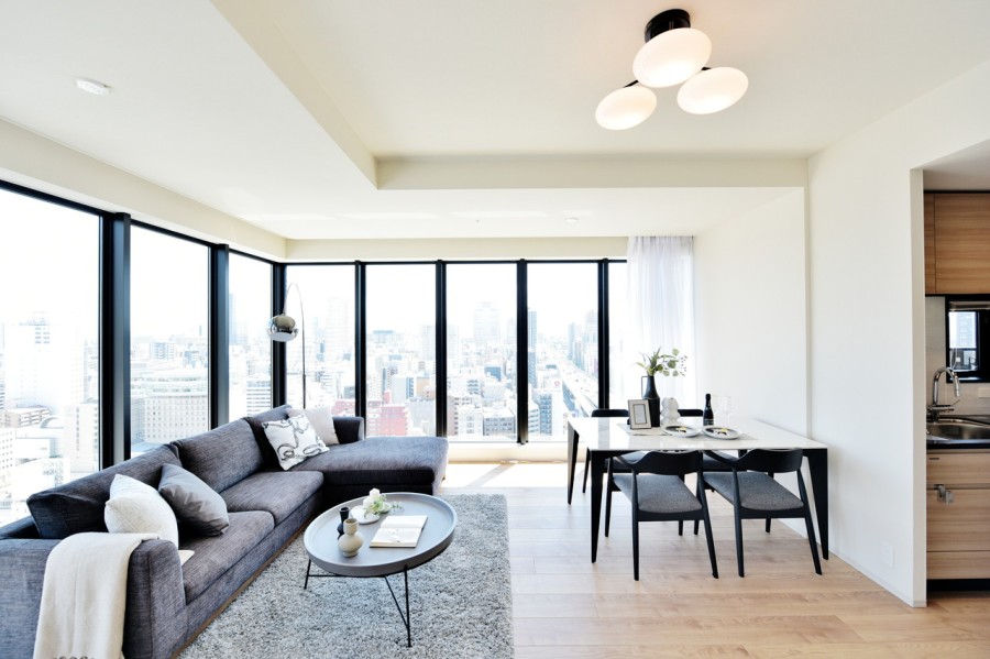 二面採光、開放感あふれるコーナーガラスに囲まれた明るいLDKです。シンプルな内装ですので、どんな家具とも相性がよく、インテリアや小物選びも楽しめます。