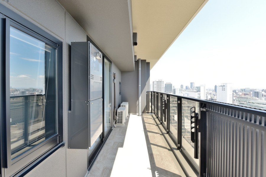 二面バルコニーでお部屋の中に優しい光と風を運んでくれます。キッチン、洋室、浴室にも窓があり、窓が多く開放感のあるお部屋です。大きく伸びをしたくなるような空間です。