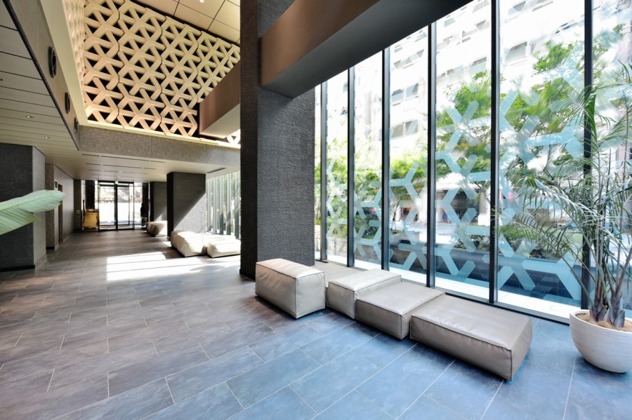 大きな窓からのぞく植栽の緑と光、ヴィンテージ感のある雰囲気で家族やゲストを優しく迎えてくれます。コンシェルジュカウンターもあり、ホテルライクな生活が送れます。