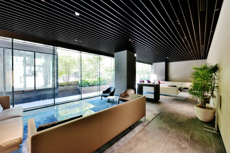 オーナーズラウンジには大きなソファーが設置され、来客対応の際にも便利です。水の都大阪をイメージした水盤を設け、静かな水の揺らぎや光の反射が美しく目を癒してくれます。