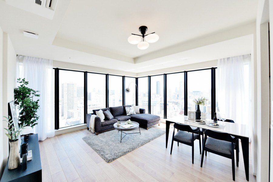 大きな窓から大阪市内の街並みを望む眺望が楽しめる約19.1帖のLDKです。コーナーガラスから明るい光を取り込み、開放的な空間となっています。床暖房完備で冬も快適にくつろげます。