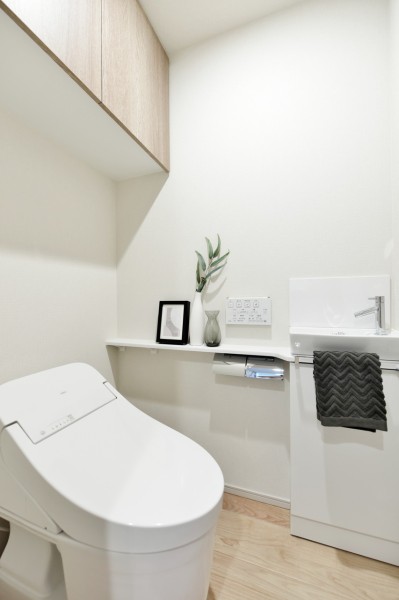 毎日使うレストルームはシンプルに使い心地の良いタンクレストイレです。手洗いカウンターが設置されていますので、家族やゲストがいつも清潔に使用できます。