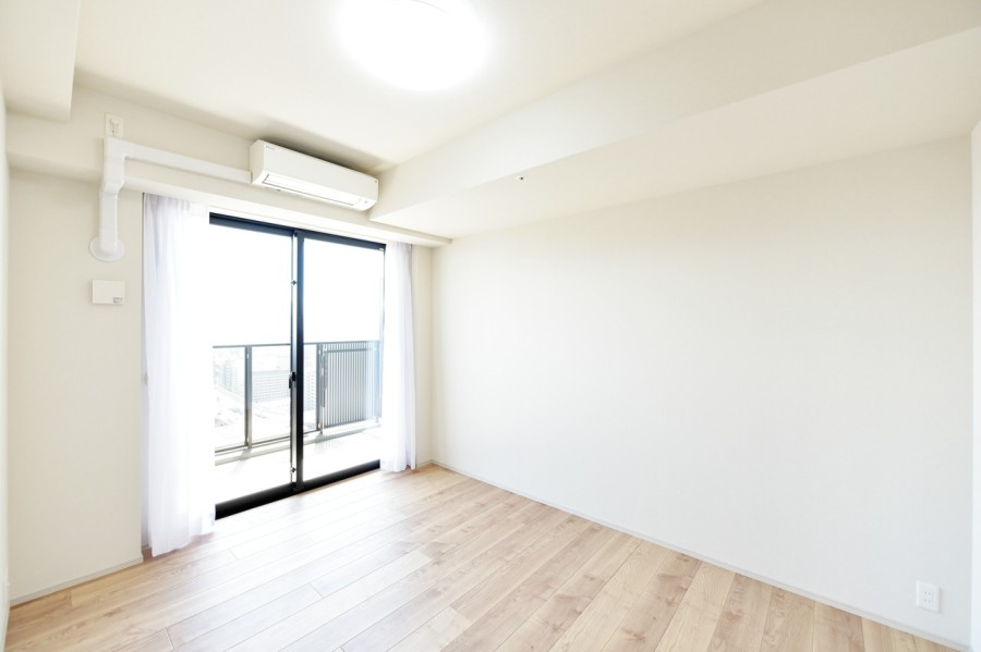 洋室1(約7.0帖)は凹凸もなく、家具の配置がしやすいお部屋です。東向きのバルコニーに面し、優しい朝日が入りますので快適な朝の目覚めを迎えることができます。