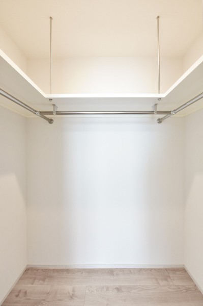 洋室1にはハンガーパイプに枕棚を設置した、ウォークインクローゼットがあります。かさばりがちなアウターや、旅行用品、小物などもたっぷりと収納できます。