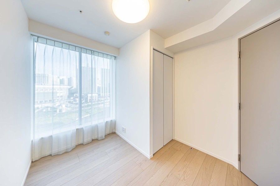 約5.1帖の洋室2です。過ぎゆく時間をのびやかに感じ、プライベート時間を満喫できるお部屋です。