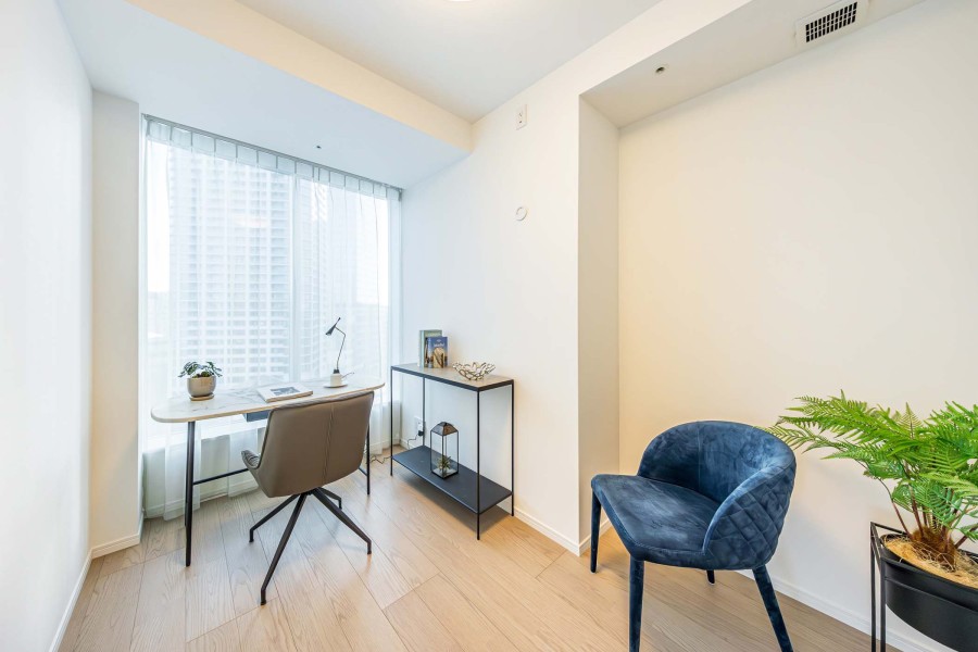 リビングダイニングに隣接した洋室3です。コンパクトなお部屋なので、テレワークスペースにもぴったりです。