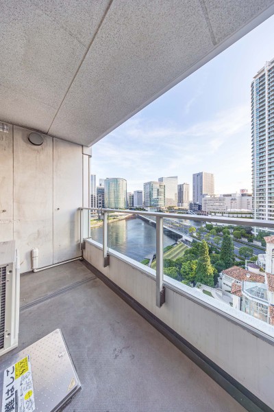 暮らしに大切な光と風を感じることができる南西向きのバルコニーです。