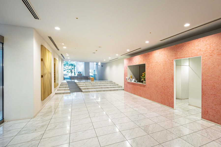 気品溢れるエントランスアプローチです。ダブルオートロックを採用したセキュリティ面も充実した設備環境です。