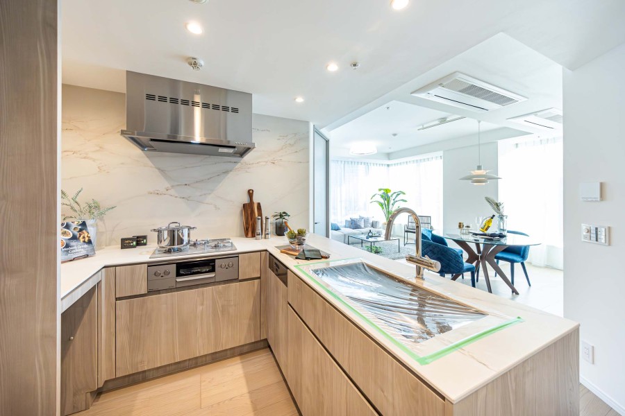 お部屋の色合いに調和した田中工藝製のシステムキッチンです。家事時短にうれしいディスポーザー付きです。