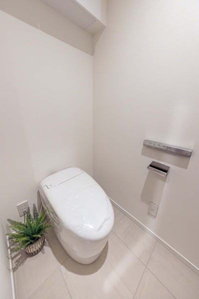 レストルームには洗練されたお部屋にぴったりなスタイリッシュなタンクレストイレが設置されています。毎日使う場所だからこそ、清潔感と使いやすさを考慮した空間です。