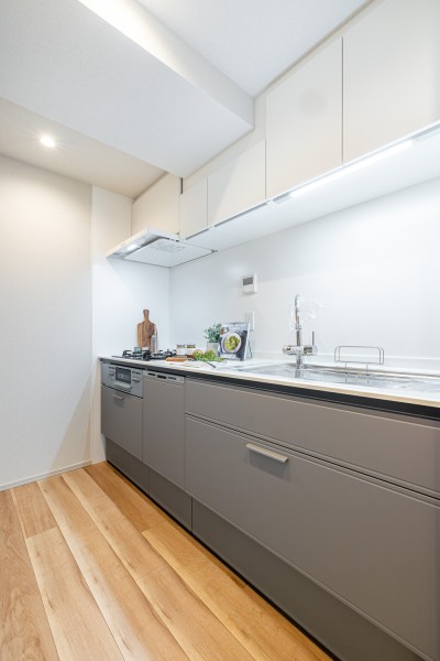 LIXIL製キッチンを新規設置いたしました。油跳ねや水撥ねもお掃除しやすく、収納も豊富な壁付けタイプを採用し、家事時短に役立つ食器洗い機を搭載しています。