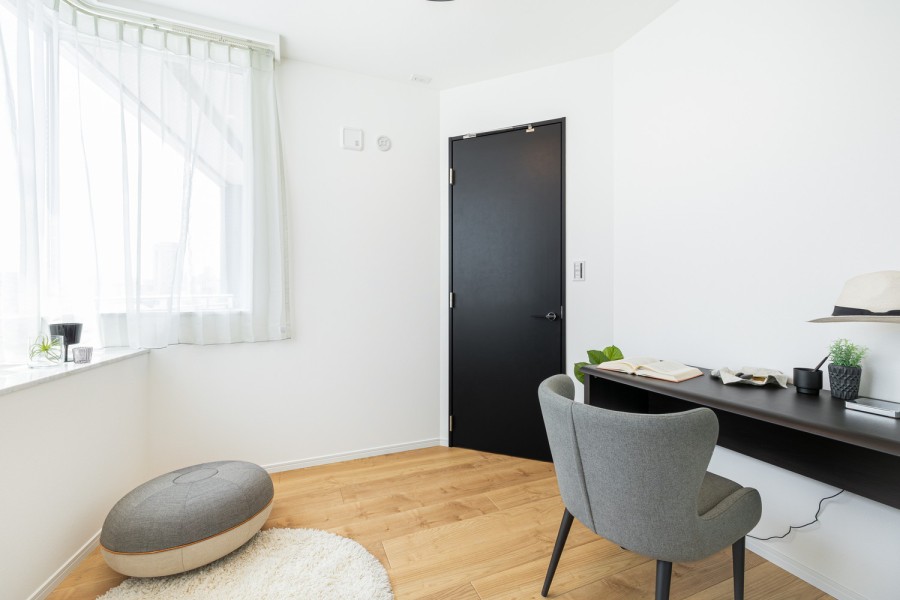 約4.1帖の洋室2は、大きな窓からたっぷりの自然光が降り注ぐ明るいお部屋。テレワークや作業スペースにもおすすめです。