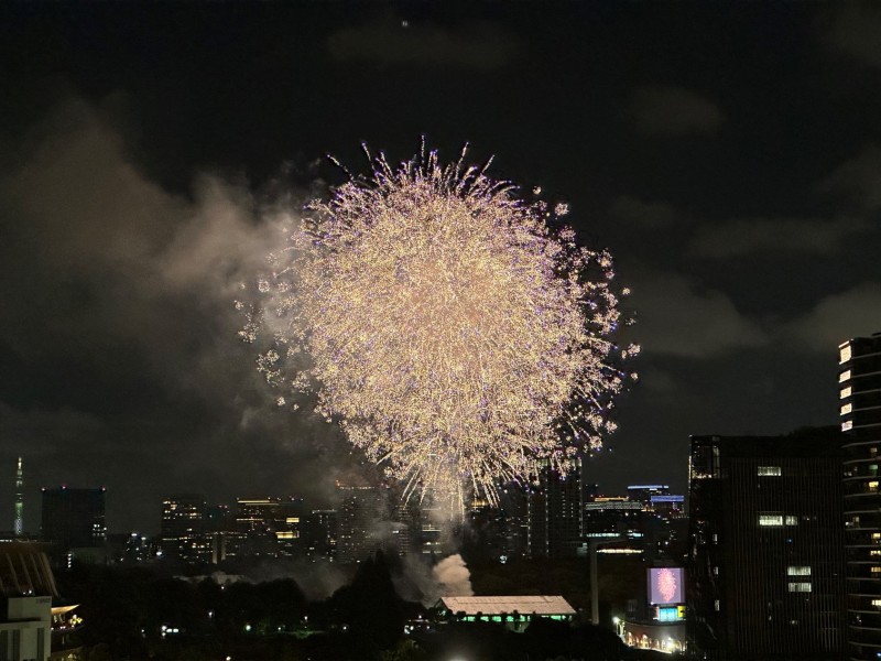 夏には神宮外苑花火大会も鑑賞可能。会場までの混雑状況を気にすることなく、お部屋にいながらシーズンイベントをゆったりとお愉しみいただけます。