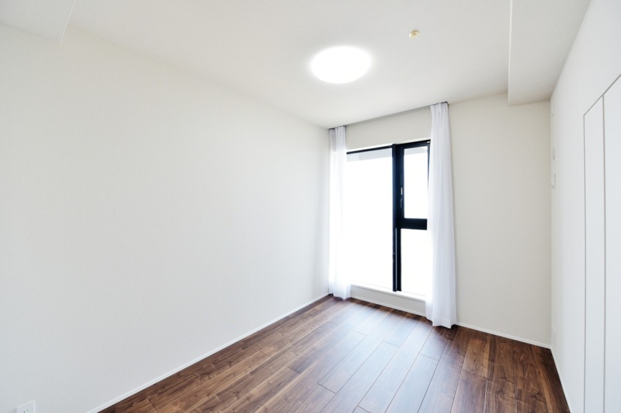 洋室2(約6.0帖)は自分の時間や趣味、課題などに集中できるプライベートスペースです。シンプルな内装なので、お好みのインテリアや小物で自分らしい空間を演出できます。