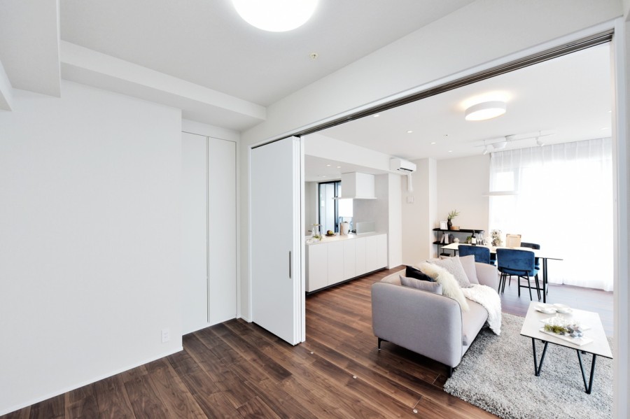 洋室3(約5.0帖)はリビングに隣接しており、扉を開放して拡張リビングとしても使用できるフレキシブルなスペースです。バルコニーに面した明るく開放感のある空間です。