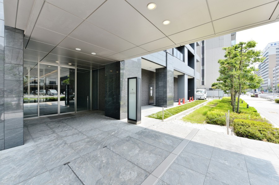 各階にクリーンステーションが設置され、ゴミ出しも便利です。主なオートロックドアにはハンズフリーキーが採用されていますので、手が塞がっているときでも鍵を取り出さずに出入り可能です。