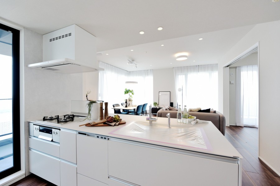 対面式のオープンキッチンです。TOTO製のクラッソを採用しています。なめらかな手触りと透明感が美しい天板を使用しており、キッチンに立つ楽しみが増えそうです。