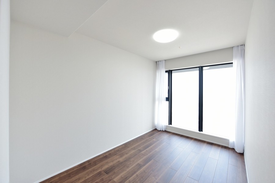 洋室1(約7.2帖)は大きな窓から優しい光を取り入れます。ウォークインクローゼットがありますので、たっぷりと収納できお部屋を広く使用できます。