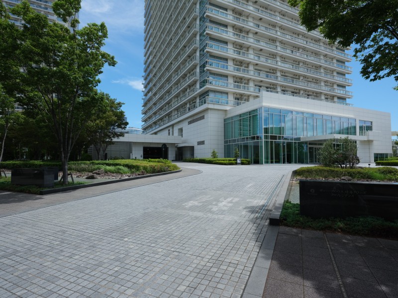 高級感と気品が溢れるエントランスです。コンシェルジュサービスやフィットネスルーム、キッズスペースなど充実の共用施設があります。