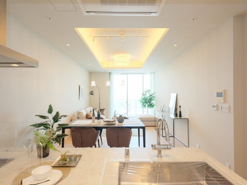 リビングダイニングの天井高は約3.0m。折り上げ天井に間接照明を施した空間の余白が、暮らしにゆとりを生み出します。