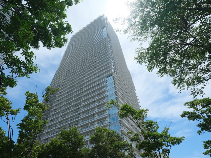 ③最上階・プレミアムフロアのお部屋です。長期優良住宅認定の免震構造、高階層専用エレベーター、4重のセキュリティシステムなどが、安心してお過ごしいただける環境を支えます。