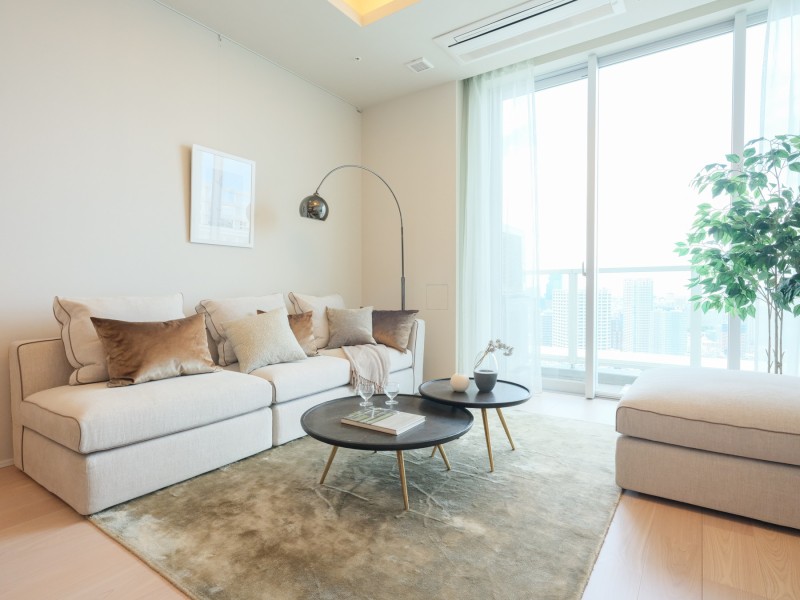 北向きの窓からやわらかな陽光が注ぐ、静かで穏やかなリビングダイニングキッチンです。ピクチャーレールにはお気に入りのアートを飾ってインテリアを楽しめます。