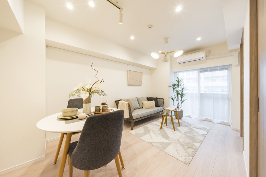 窓からたっぷりの光を招き、やすらぎに包まれたリビングダイニングキッチンです。『日常』という大切な時間を豊かに、快適にお過ごしいただける空間です。