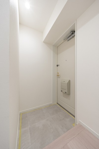 お手入れがしやすいコンパクトな玄関です。人感センサー照明のため帰宅時に暗闇の中手探りでスイッチを探す必要がなく、明るい空間が出迎えてくれます。