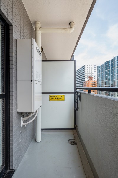 リビングダイニングに隣接したバルコニーです。暮らしに大切な光と風をめいっぱい感じることができるリフレッシュスペースです。