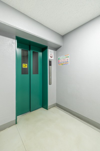 共用部にはエレベーターが完備されているので、マンション内の移動も快適です。