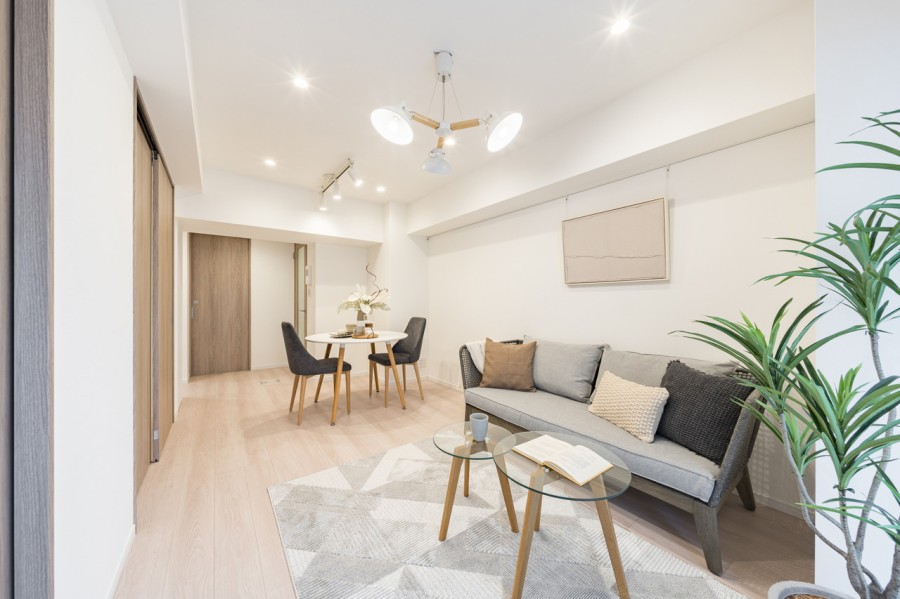 約9.8帖のリビングはダイニングスペースもゆったりと確保できる広々空間。備え付けのピクチャーレールにはアートを飾って、お好みの空間づくりをお楽しみいただけます。