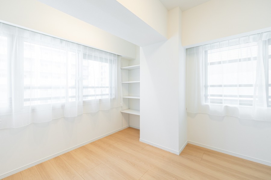 約5.3帖の洋室1は、二面採光で明るく、主寝室にぴったりです。窓から朝日が差し込み、毎朝すっきり起きられそうです。