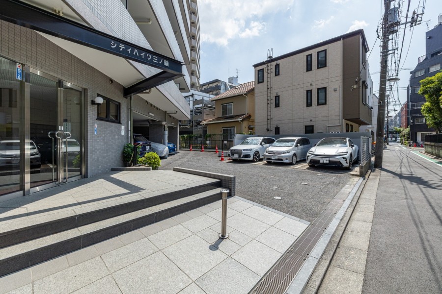 街の雰囲気と呼応するように、スタイリッシュで機能的なエントランスです。お手入れが行き届いた綺麗な共用部が、安らぎに満ちた暮らしへ誘います。