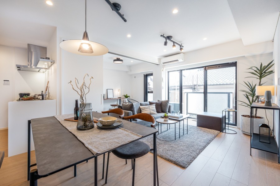 南向きの大きな窓からたっぷりの光が差し込む開放的なリビングダイニングキッチン(約14.0帖)です。明るい自然光が降り注ぎ、彩り豊かな暮らしを演出します。