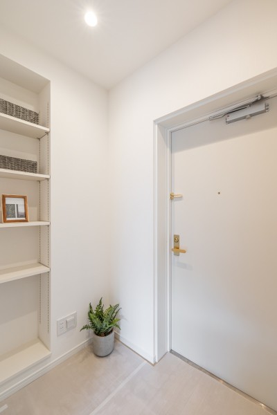 爽やかな白を基調にした玄関です。オープン棚やシューズインクローゼットを備え付けたので、玄関を綺麗に保てます。