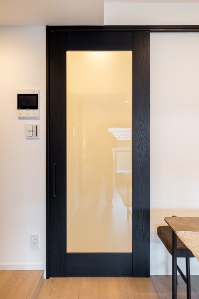 爽やかなホワイトを基調に、ブラックなどモダンな色調を採用した上質なお部屋です。ブラックフレームの室内扉がアクセントをもたらしお部屋全体をセンスアップします。