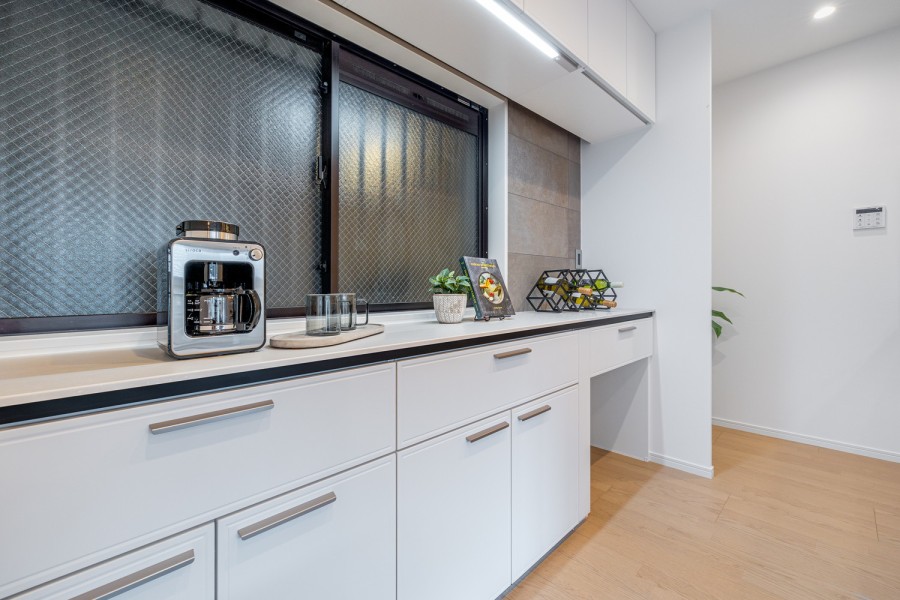 背面にはキッチンとお揃いで収納豊富でカウンタースペースも広いカップボードが備わっています。食料品などをストックできます。