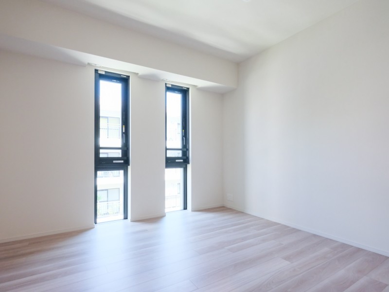 廊下から繋がる洋室1は、柔らかな陽光を取り込む約7帖のお部屋です。洋室の中で一番広さがあるため、主寝室としてもおすすめです。