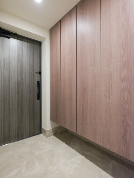 清潔感のある玄関はゆとりのある空間です。天井までの高さがあるシューズボックスを備え付けたので、玄関をすっきり綺麗に保てます。