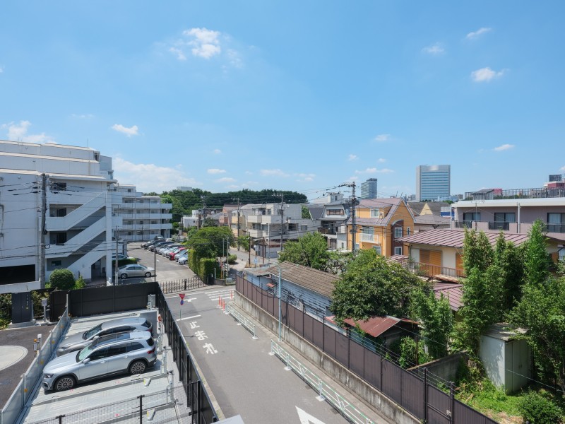 バルコニーからの眺望です。のびやかに広がる空が日常になり、至福の時間に包まれる住まいです。