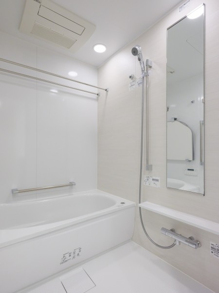 広々としたバスルームは一日の疲れをしっかりと癒してくれるリラクゼーション空間です。背の高いミラーがあることで、空間をより広く感じさせてくれる設計です。