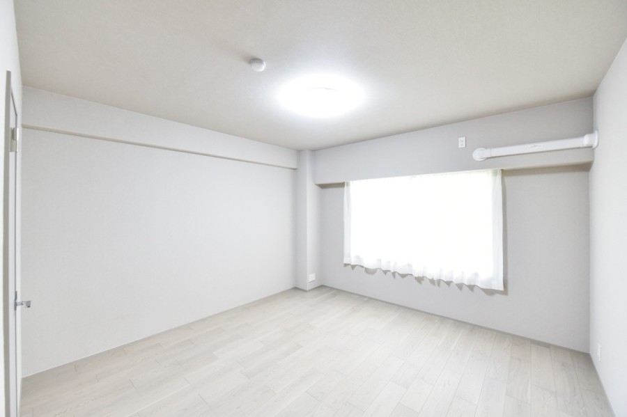 .北側のバルコニーに面した洋室2(約9.0帖)は一日を通して優しい光が差し込むお部屋です。リビングから離れて静かに心と体を休めることができる空間です。